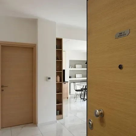 Twin Superior Suites-2nd Floor-balcony-150m Metro Station شقة