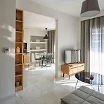Διαμέρισμα Twin Superior Suites-2nd Floor-balcony-250m Metro Station Θεσσαλονίκη