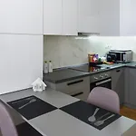 Twin Superior Suites-2nd Floor-balcony-250m Metro Station Apartment *