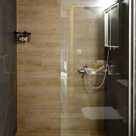 Twin Superior Suites-2nd Floor-balcony-250m Metro Station 아파트 테살로니키