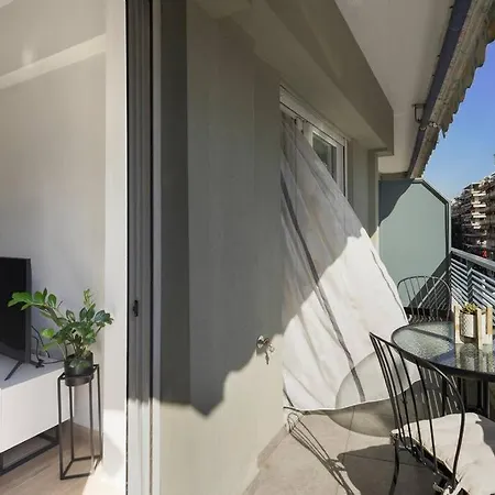 Twin Superior Suites-2nd Floor-balcony-250m Metro Station Apartment