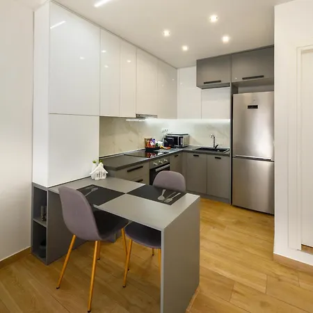 Twin Superior Suites-2nd Floor-balcony-250m Metro Station Apartment *
