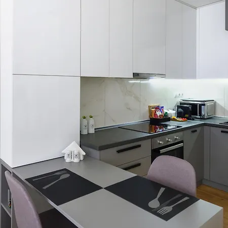 Twin Superior Suites-2nd Floor-balcony-250m Metro Station * Thessaloniki
