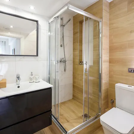 Twin Superior Suites-2nd Floor-balcony-250m Metro Station *