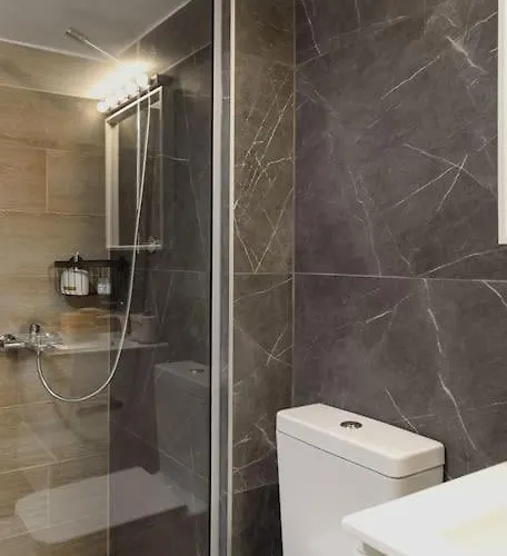 Twin Superior Suites-2nd Floor-balcony-250m Metro Station Apartament Salonic