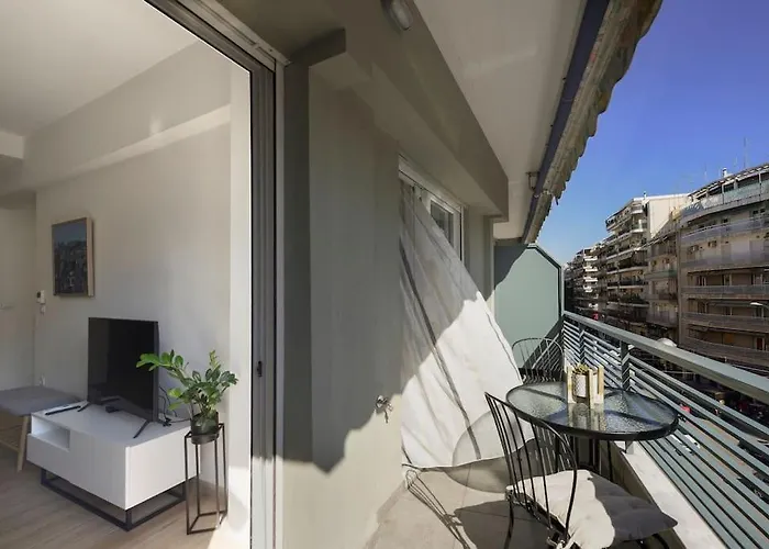 Twin Superior Suites-2nd Floor-balcony-250m Metro Station Apartament Salonic