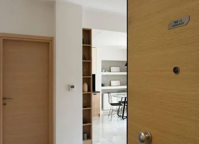 Twin Superior Suites-2nd Floor-balcony-250m Metro Station Apartament