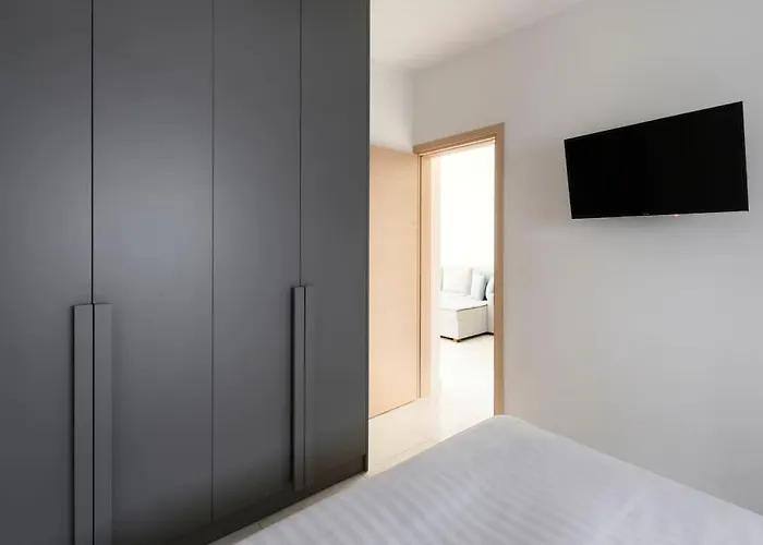 Twin Superior Suites-2nd Floor-balcony-250m Metro Station *