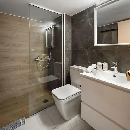 Twin Superior Suites-2nd Floor-balcony-250m Metro Station Thessaloníki
