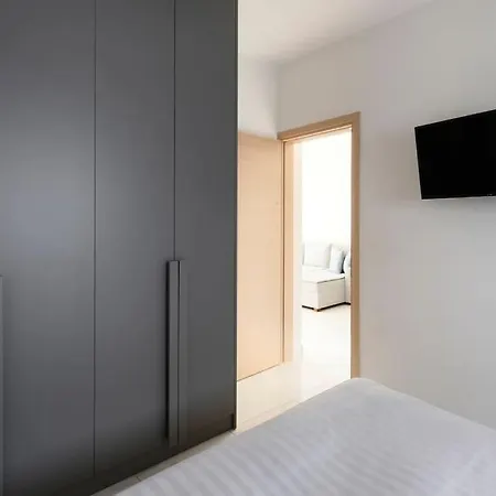 Twin Superior Suites-2nd Floor-balcony-250m Metro Station *