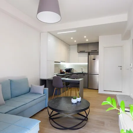 Twin Superior Suites-2nd Floor-balcony-250m Metro Station Thessaloníki