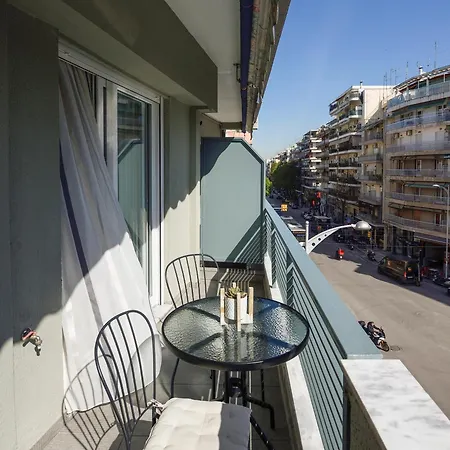 Twin Superior Suites-2nd Floor-balcony-250m Metro Station Lejlighed
