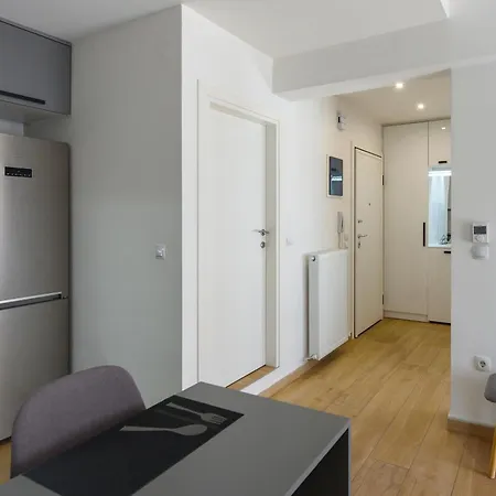 Twin Superior Suites-2nd Floor-balcony-250m Metro Station *
