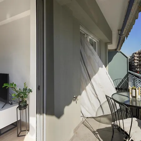 Twin Superior Suites-2nd Floor-balcony-250m Metro Station Thessaloníki
