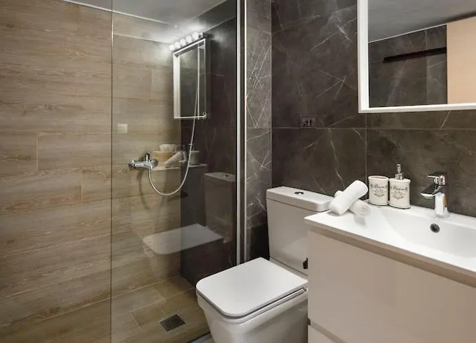 Twin Superior Suites-2nd Floor-balcony-250m Metro Station Tesalónica